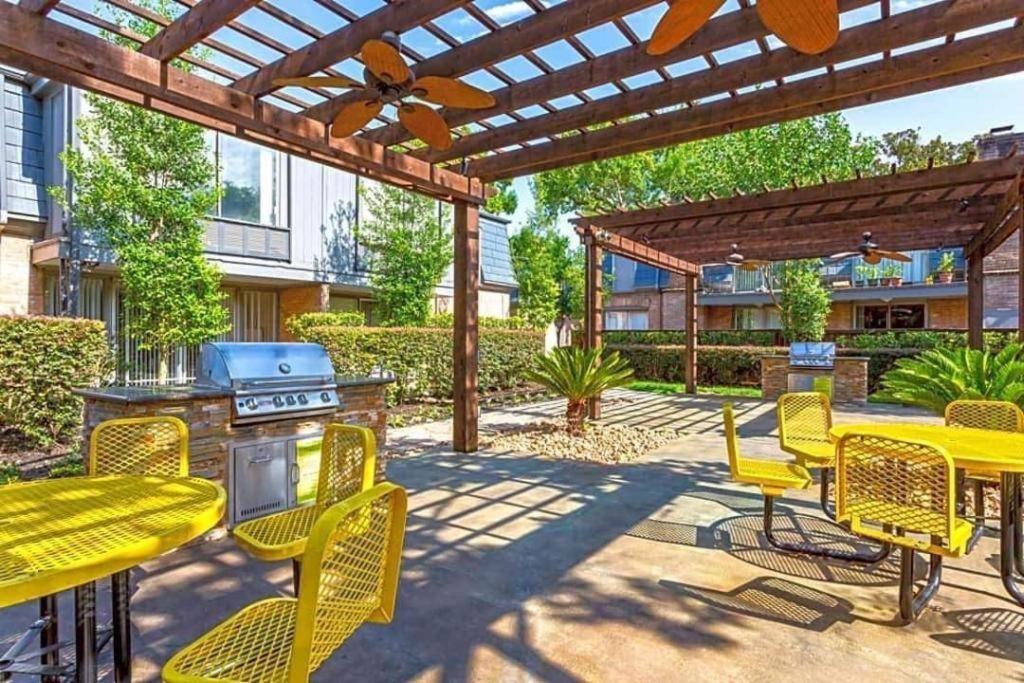 Huge One Bedroom With 2 Queen Size Beds Houston Exterior foto
